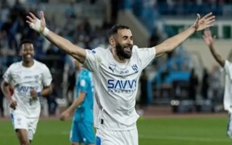 أرقام قياسية.. هاتريك كريم بنزيما مع الهلال ضد الأخدود يشعل الصحافة العالمية